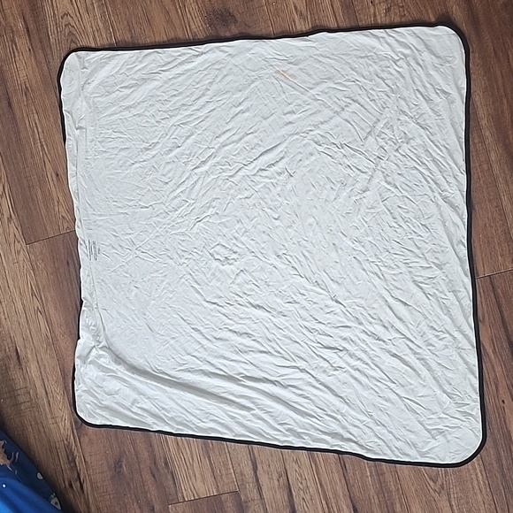 Peregrine kids wear premium blanket/swaddle bamboo. Minor spots - Picture 4 of 5